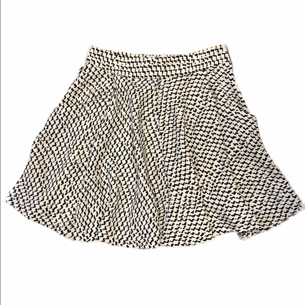 Zara Basic Mini Flared Flounce Skirt Black & Cream Geo Print Size Small